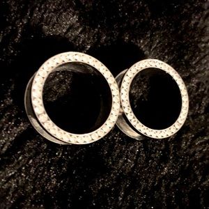 3/4” screw on tunnels plugs/ guages